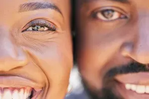 Pareja sonriendo — candidatos a Invisalign en Hialeah